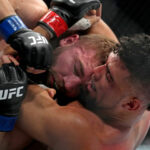 10 de septiembre de 2022;  Las Vegas, Nevada, Estados Unidos;  Johnny Walker (guantes rojos) pelea contra Ion Cutelaba (guantes azules) durante UFC 279 en T-Mobile Arena.  Crédito obligatorio: Joe Camporeale-USA TODAY Sports