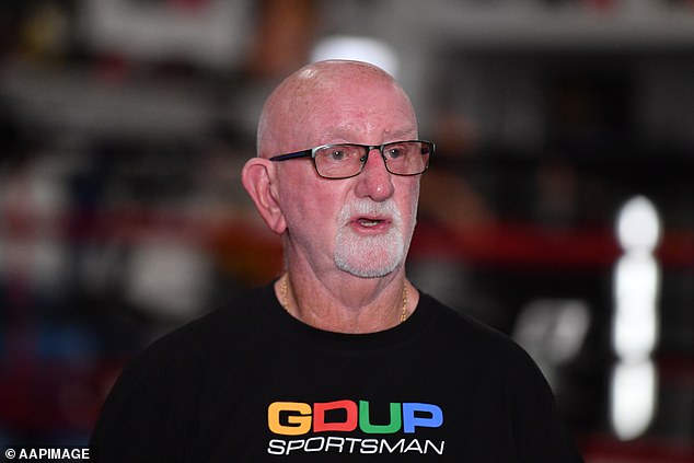 El famoso entrenador de boxeo australiano Johnny Lewis cree que Paul Gallen debe retirarse del deporte del boxeo de inmediato o correr el riesgo de sufrir daños permanentes.