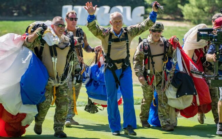 Greg Norman llegando al torneo LIV en Boston en paracaídas - SHUTTERSTOCK