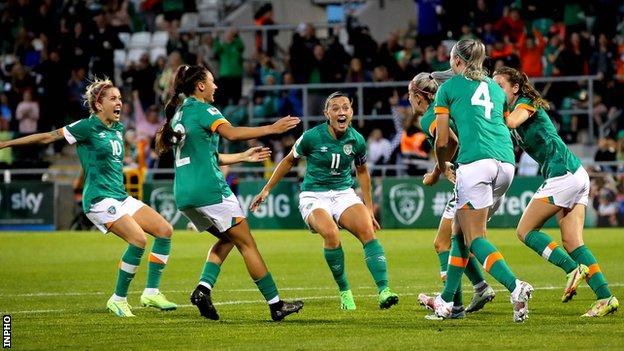 La República de Irlanda celebra el gol de Lily Agg