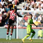 El defensa central del Manchester United, Lisandro Martínez (derecha), devolvió el golpe a los críticos de su altura.