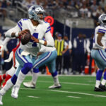 ARLINGTON, TEXAS - 11 DE SEPTIEMBRE: Dak Prescott #4 de los Dallas Cowboys lleva el balón contra los Tampa Bay Buccaneers durante la segunda mitad en el AT&T Stadium el 11 de septiembre de 2022 en Arlington, Texas.  (Foto de Richard Rodríguez/Getty Images)