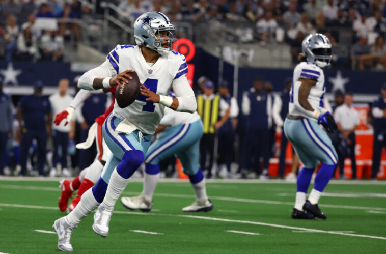 ARLINGTON, TEXAS - 11 DE SEPTIEMBRE: Dak Prescott #4 de los Dallas Cowboys lleva el balón contra los Tampa Bay Buccaneers durante la segunda mitad en el AT&T Stadium el 11 de septiembre de 2022 en Arlington, Texas.  (Foto de Richard Rodríguez/Getty Images)