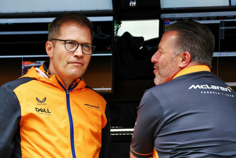 Andreas Seidl, Director Gerente de McLaren con Zak Brown (EE. UU.) Director Ejecutivo de McLaren.  27.08.2022.  Campeonato del Mundo de Fórmula 1, Rd 14, Gran Premio de Bélgica, Spa Francorchamps, Bélgica, Clasificación