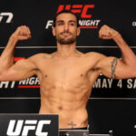 3 de mayo de 2019;  Ottawa, ON, Canadá;  Elias Theodorou posa mientras pesa durante los pesajes de UFC Fight Night en el Canadian Tire Centre.  Crédito obligatorio: Tom Szczerbowski-USA TODAY Sports