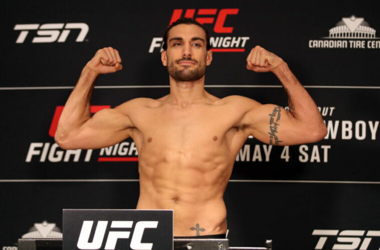 3 de mayo de 2019;  Ottawa, ON, Canadá;  Elias Theodorou posa mientras pesa durante los pesajes de UFC Fight Night en el Canadian Tire Centre.  Crédito obligatorio: Tom Szczerbowski-USA TODAY Sports