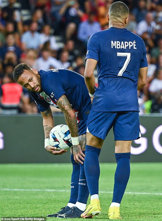 Neymar y Kylian Mbappé discutieron sobre quién debería ejecutar un penalti ante el Montpellier