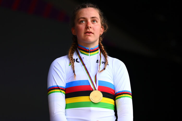No esperes demasiado de Zoe Bäckstedt, dice el entrenador de ciclismo británico de adolescentes