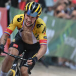Primoz Roglic pisa agua en la Vuelta a España