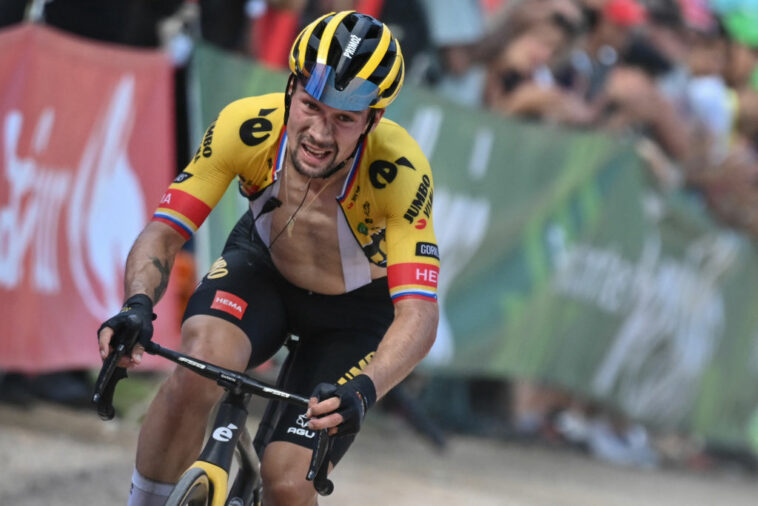 Primoz Roglic pisa agua en la Vuelta a España