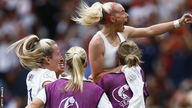 Los jugadores de Inglaterra celebran ganar la Eurocopa 2022