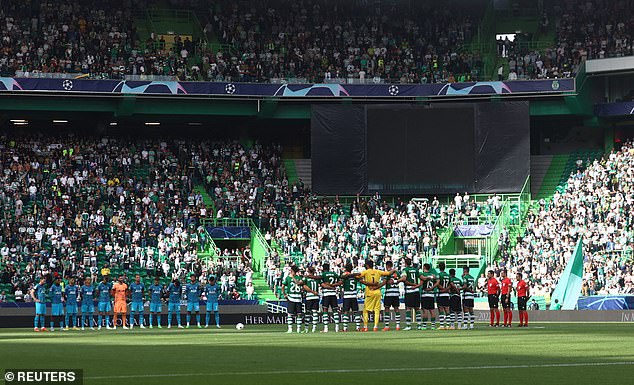 Los jugadores del Tottenham (izquierda) y del Sporting de Lisboa observan un minuto de silencio por Su Majestad la Reina Isabel II antes de su encuentro de la Liga de Campeones el martes.