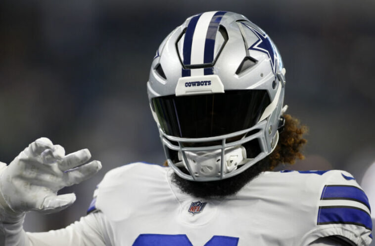 26 de agosto de 2022;  Arlington, Texas, Estados Unidos;  El corredor de los Dallas Cowboys, Ezekiel Elliott, en el campo antes del partido contra los Seattle Seahawks en el AT&T Stadium.  Crédito obligatorio: Tim Heitman-USA TODAY Sports