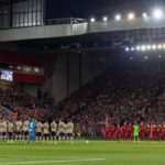 LIVERPOOL, INGLATERRA - Martes, 13 de septiembre de 2022: Los jugadores y seguidores del Liverpool guardan un momento de silencio para recordar a Elizabeth Windsor, la reina Isabel II, quien murió el jueves a los 96 años, antes del partido de la jornada 2 del Grupo A de la Liga de Campeones de la UEFA entre el Liverpool FC y AFC Ajax en Anfield.  (Foto de David Rawcliffe/Propaganda)