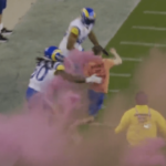 Bobby Wagner de los Rams aborda a un fanático rebelde que corre en el campo (video)