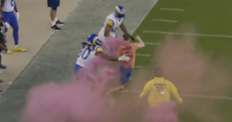 Bobby Wagner de los Rams aborda a un fanático rebelde que corre en el campo (video)