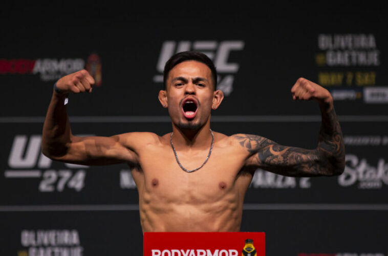 6 de mayo de 2022;  Fénix, Arizona, Estados Unidos;  Luchador de UFC Brandon Royval durante el pesaje de UFC 274 en el Teatro Federal de Arizona.  Crédito obligatorio: Mark J. Rebilas-USA TODAY Sports