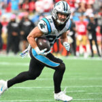 El corredor de los Panthers, Christian McCaffrey, corre para un touchdown.