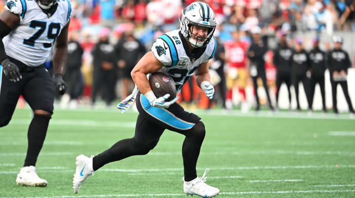 El corredor de los Panthers, Christian McCaffrey, corre para un touchdown.