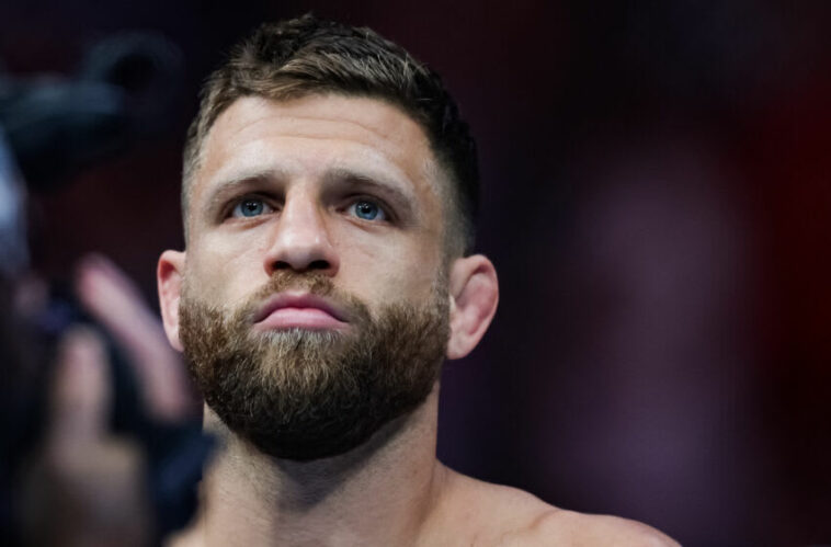 AUSTIN, TEXAS - 18 DE JUNIO: Calvin Kattar mira antes de enfrentar a Josh Emmett en su pelea de peso pluma en el evento UFC Fight Night en el Moody Center el 18 de junio de 2022 en Austin, Texas.  (Foto de Carmen Mandato/Getty Images)