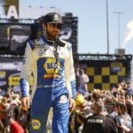 Chase Elliott espanta las cámaras de televisión después de la carrera Roval de NASCAR (Video)