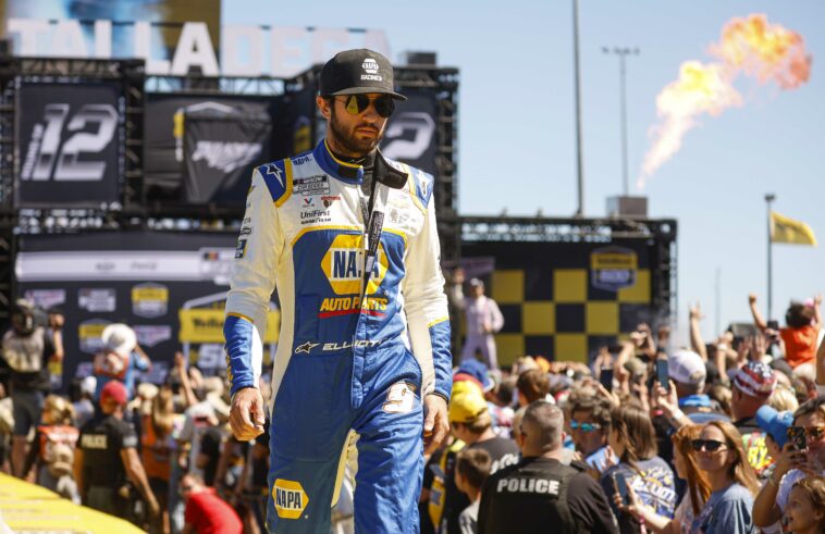 Chase Elliott espanta las cámaras de televisión después de la carrera Roval de NASCAR (Video)