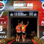 KAILUA KONA, HAWAII - 6 DE OCTUBRE: Chris Nikic y el guía Dan Grieb celebran después de terminar el Campeonato Mundial de Ironman el 6 de octubre de 2022 en Kailua Kona, Hawaii.  (Foto de Tom Pennington/Getty Images para IRONMAN)