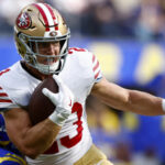 INGLEWOOD, CALIFORNIA - 30 DE OCTUBRE: Christian McCaffrey #23 de los San Francisco 49ers corre con el balón durante el segundo cuarto contra Los Angeles Rams en el SoFi Stadium el 30 de octubre de 2022 en Inglewood, California.  (Foto de Ronald Martínez/Getty Images)