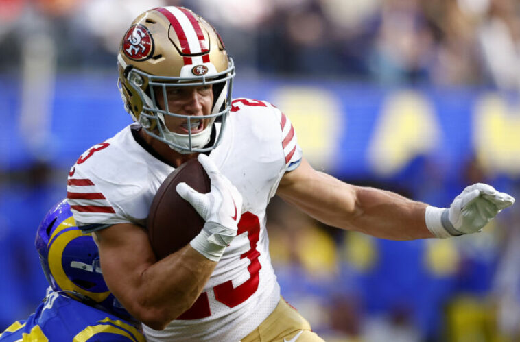 INGLEWOOD, CALIFORNIA - 30 DE OCTUBRE: Christian McCaffrey #23 de los San Francisco 49ers corre con el balón durante el segundo cuarto contra Los Angeles Rams en el SoFi Stadium el 30 de octubre de 2022 en Inglewood, California.  (Foto de Ronald Martínez/Getty Images)