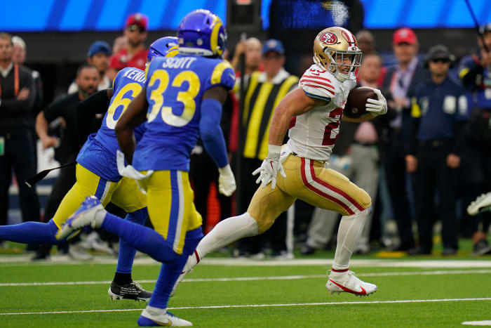 Christian McCaffrey elude dos tacleadas en una carrera para los Niners.