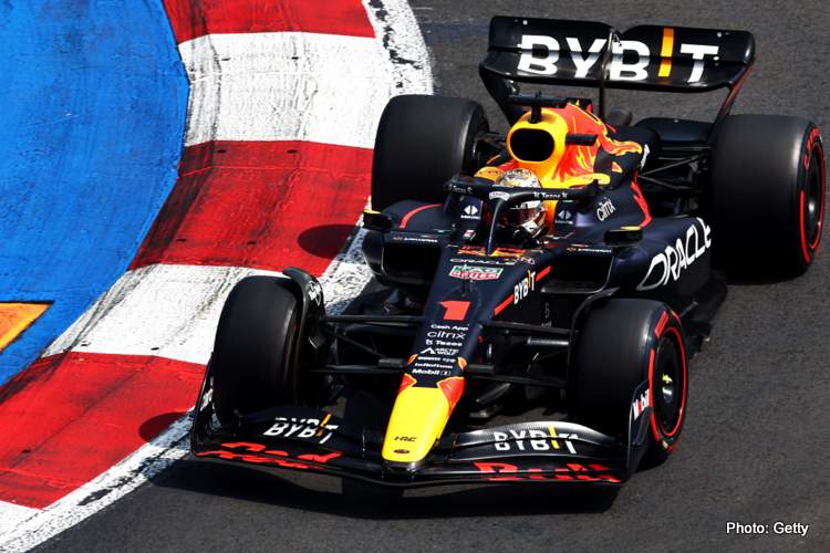 CIUDAD DE MÉXICO, MÉXICO - 29 DE OCTUBRE: Max Verstappen de los Países Bajos conduciendo el (1) Oracle Red Bull Racing RB18 en la pista durante la práctica final antes del Gran Premio de F1 de México en el Autódromo Hermanos Rodríguez el 29 de octubre de 2022 en la Ciudad de México, México .  (Foto de Mark Thompson/Getty Images)