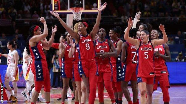 La selección femenina de baloncesto de Estados Unidos celebra su victoria en la Copa del Mundo