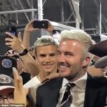 Nuevo look: David Beckham, de 47 años, parecía estar inspirándose en su hijo Romeo, de 20, mientras mostraba su cabello rubio platino recién decolorado el viernes.