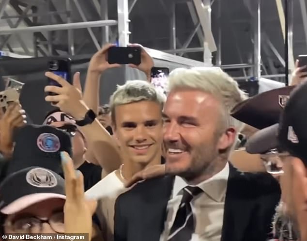 Nuevo look: David Beckham, de 47 años, parecía estar inspirándose en su hijo Romeo, de 20, mientras mostraba su cabello rubio platino recién decolorado el viernes.