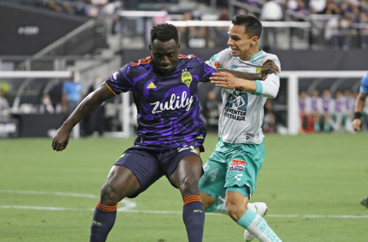 LAS VEGAS, NEVADA - 22 DE SEPTIEMBRE: Yeimar Gomez Andrade #28 de Seattle Sounders obtiene el control del balón contra Osvaldo Rodríguez #24 de León durante la final de Leagues Cup 2021 en el Allegiant Stadium el 22 de septiembre de 2021 en Las Vegas, Nevada.  León derrotó a Seattle 3-2.  (Foto de Ethan Miller/Getty Images)