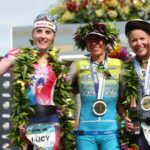 KAILUA KONA, HAWAII - 12 DE OCTUBRE: Lucy Charles-Barkley (segunda), Anne Haug (primera) y Sarah Crawley (tercera) celebran después del Campeonato Mundial de Ironman el 12 de octubre de 2019 en Kailua Kona, Hawaii.  (Foto de Tom Pennington/Getty Images para IRONMAN)