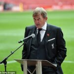 Hoy temprano, Sir Kenny Dalglish, quien fue nombrado caballero en la lista de Honores del Cumpleaños de la Reina en 2018, alentó a los fanáticos del Liverpool a rendir homenaje a Su Majestad.