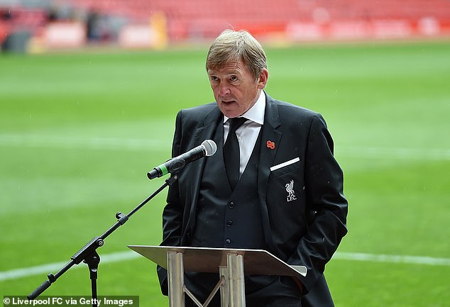 Hoy temprano, Sir Kenny Dalglish, quien fue nombrado caballero en la lista de Honores del Cumpleaños de la Reina en 2018, alentó a los fanáticos del Liverpool a rendir homenaje a Su Majestad.