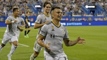 El mediocampista del Columbus Crew Lucas Zelarayan hizo historia en la Major League Soccer el miércoles