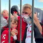 Los seguidores del Liverpool se protegen la cara para escapar de los gases lacrimógenos lanzados por la policía mientras hacían cola en condiciones casi aplastantes en la final de la Liga de Campeones en París en mayo.