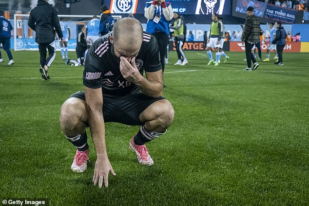 El delantero retirado Gonzalo Higuaín rompió a llorar en la cancha después de jugar su último partido cuando el Inter Miami fue derrotado por 3-0 por el New York City FC en la primera ronda de los Play-offs de la MLS.