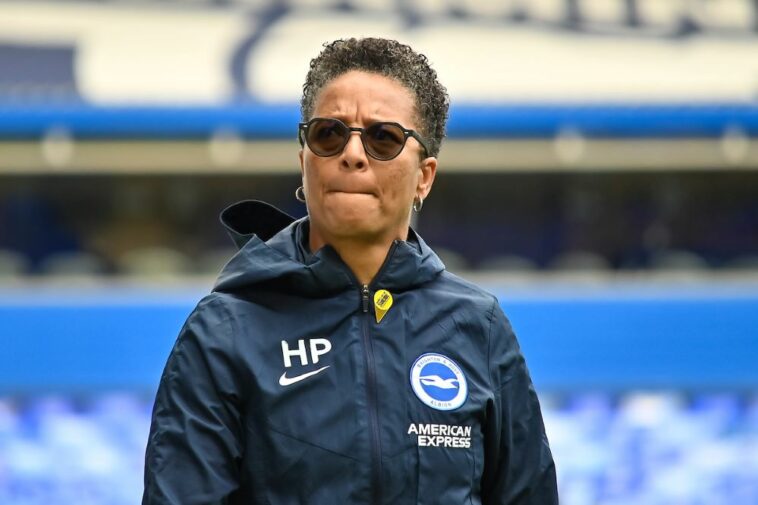 Hope Powell renunció como gerente de Brighton