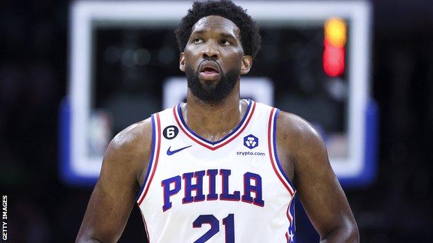 Joel Embiid en acción para los Philadelphia 76ers