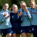 Kirsty Hanson con compañeros de equipo de Aston Villa en el entrenamiento