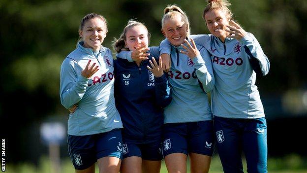 Kirsty Hanson con compañeros de equipo de Aston Villa en el entrenamiento