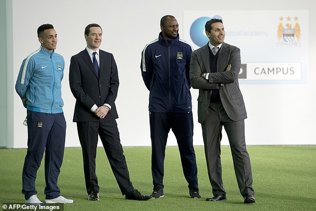 El presidente de Man City, Khaldoon Al Mubarak (derecha), inauguró la City Football Academy en 2014