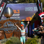 ST GEORGE, UTAH - 28 DE OCTUBRE: Paula Findlay de Canadá reacciona después de obtener el segundo lugar durante el Campeonato Mundial IRONMAN 70.3 el 28 de octubre de 2022 en St George, Utah.  (Foto de Patrick McDermott/Getty Images para IRONMAN)