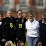 La ex portera del equipo femenino de Inglaterra, Tracy Scragg, visitó al actual equipo de las Lionesses