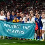 Inglaterra y Estados Unidos sostienen una pancarta que dice proteger a los jugadores