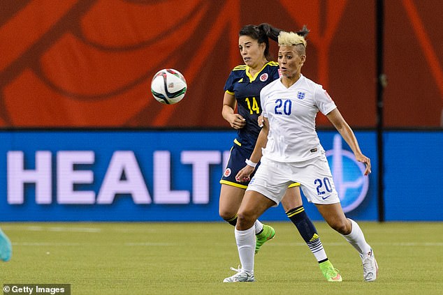 Lianne Sanderson está lista para ser invitada a Wembley mientras la FA busca reparar su relación.